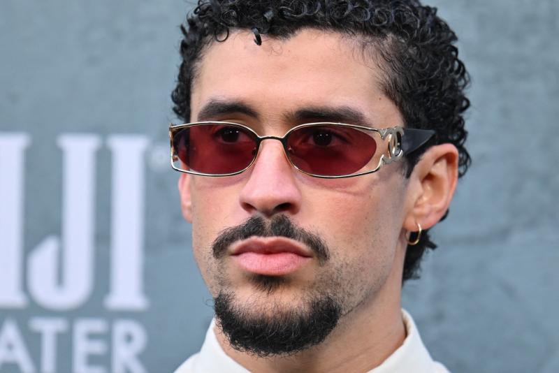 Bad Bunny válaszolt az Egyesült Államok belbiztonsági miniszterének figyelmeztetésére, amely szerint a bevándorlóknak távol kellene maradniuk a Super Bowl rendezvényétől.