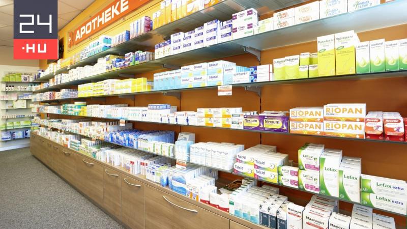 A férfi dühöngve lépett be a gyógyszertárba, ahol éles szavakkal fenyegette meg a gyógyszerészt, aki csupán a munkáját végezte. Az idegesség és a feszültség áthatotta a levegőt, miközben a férfi hangja egyre hangosabbá és fenyegetőbbé vált.