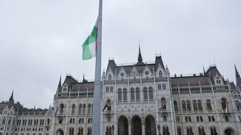 Az aradi vértanúk emléknapján a nemzeti lobogót először felhúzták, majd tiszteletadásként félárbócra engedték az Országház előtt.