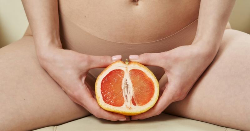 A WHO határozottan kiállt a női nemiszerv-csonkítás ellen, hangsúlyozva az egészségügyi dolgozók szerepét ebben a küzdelemben. A szervezet arra figyelmeztetett, hogy a női egészség védelme érdekében elengedhetetlen a közreműködők felelősségteljes hozzááll