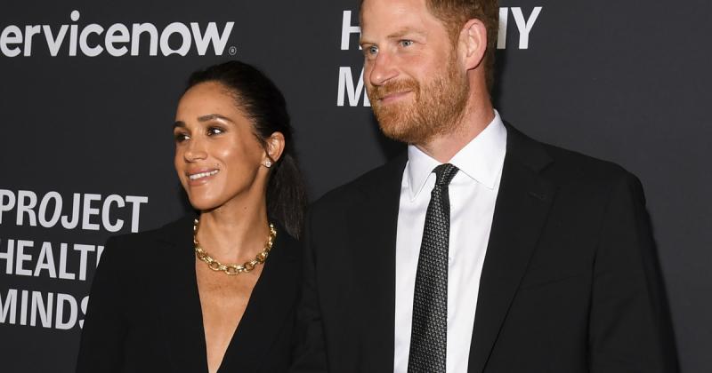 Meghan hercegné merész döntést hozott, amikor Harry mellett melltartó nélkül lépett a vörös szőnyegre. A kosztümje alá még egy blúzt sem viselt, így igazán figyelemfelkeltő megjelenést biztosított magának.