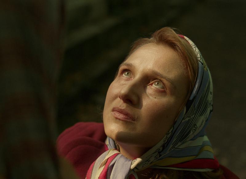 Nemes Jeles László legújabb filmje nem csupán egy árváról mesél, hanem az egész elhagyatott, elárvult országról. A mozi mélyrehatóan tárja fel a közösség fájdalmát és a történelmi sebeket, amelyek mindannyiunkat érintenek.