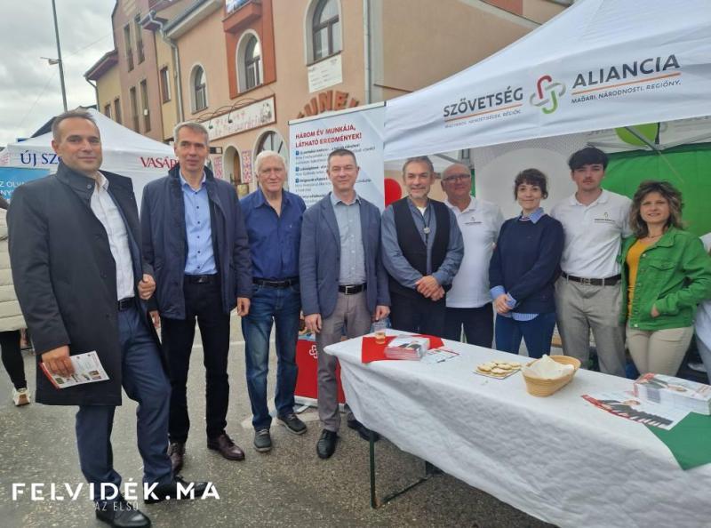 A Magyar Szövetség impozáns sátra a Simon-Júda vásár forgatagában.