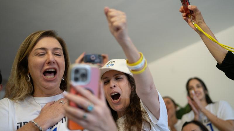 Hát elérkeztünk egy fontos mérföldkőhöz: a Hamász fogságából sikerült kiszabadítani a túszokat, és örömmel értesülhetünk róla, hogy közöttük magyar állampolgár is található.