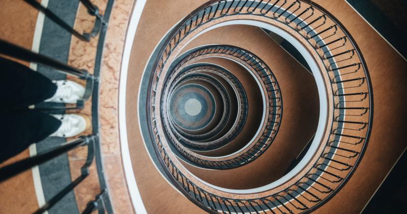 Az Astoria ikonikus épülete egy lenyűgöző modernista lépcsőház titkát őrzi, amely valódi művészeti élményt nyújt a látogatóknak.