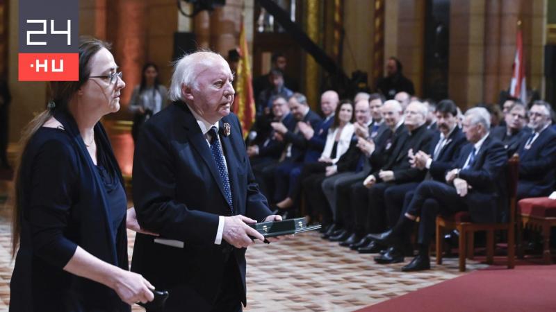 Sajnos értesülnünk kell arról, hogy elhunyt Ágh István, a költészet és irodalom kiemelkedő alakja. Életműve és hatása generációkat inspirált, és emlékét mindig megőrizzük szívünkben. Ágh István munkássága nem csupán a szavak játékáról szólt, hanem mélyen