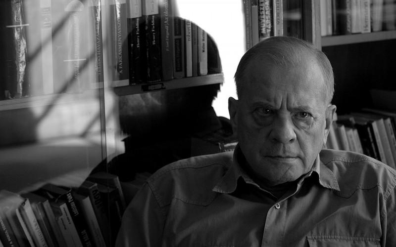 Emlékek ködében - Dobai Péter nyomában | Litera - az irodalmi portál

A köd lovagja, Dobai Péter, aki képes volt a szavakat varázslatos képekké formálni, életművével mély nyomot hagyott az irodalmi tájban. Az emlékek tengerében úszva, művei nemcsak a múlt