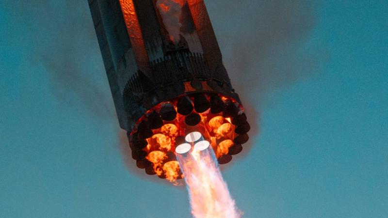 A SpaceX holdra szállási tervei veszélybe kerülhetnek, mivel a Jeff Bezos által alapított Blue Origin is színre léphet, hogy átvegye a vezető szerepet a küldetésben.