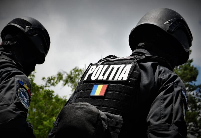 Razzia Gyergyószentmiklóson: Fegyverek és pirotechnikai eszközök lefoglalása

Gyergyószentmiklós városában nemrégiben egy jelentős rendőrségi razziát hajtottak végre, amelynek során különféle fegyvereket és pirotechnikai termékeket vontak ki a forgalomból