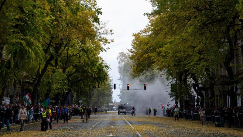 A békemenetet megzavaró indiai férfi, a rendőrautót rugdosó brazil nő és Dóz... E három figura különleges módon tükrözi a társadalmi feszültségeket és az egyéni lázadást a mai világban. Mindannyian különböző háttérrel és motivációval rendelkeznek, de közö