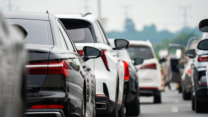 Három gépjármű ütközött össze az M1-es autópálya felújítás alatt lévő szakaszán – számolt be a Totalcar.