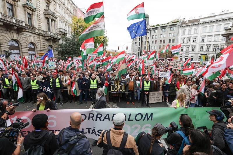 Magyar Péter közzétett egy videót, amelyben másfél órán keresztül követhetjük nyomon a hömpölygő tömeget, mindezt egy kamera folyamatos rögzítése alatt | szmo.hu