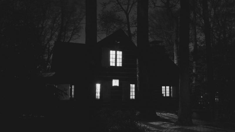 Borsodban egy autóból indított lövöldözés rázta meg a családi ház kertjében álló emberek nyugalmát.