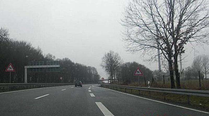 Két horvát és egy szerb fiatal tragikus körülmények között vesztette életét Németországban, miközben a rendőrségi ellenőrzés elől próbáltak elmenekülni. A közlekedési baleset, amely során az autójuk felborult, rávilágít a fiatalok életének törékenységére 