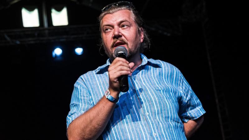 Gerendai Károly új vállalkozást indított, amelynek célja a Sziget Fesztivál visszavásárlása. Azonban a jövője bizonytalan: egy politikai döntés döntheti el, hogy megvalósulhat-e az elképzelése.