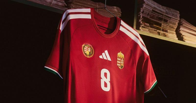 125 év története egy mezben: bemutatták a magyar válogatott új egyenruháját - videóval

A magyar labdarúgás 125 éves öröksége egy különleges mezben elevenedik meg. A legújabb válogatott szerelés bemutatása nem csupán egy új dizájn, hanem a múlt és jelen t