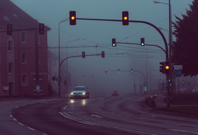 Sűrű köd borítja be a tájat, ami jelentősen megnehezíti a közlekedést számos megyében.