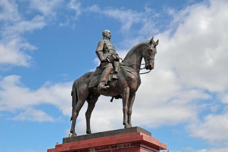 Görgei Artúr halála körüli utolsó pillanatok rendkívüli módon megérintik a lelket, hiszen az ágyánál zajló események valódi drámát rejtenek magukban. Az utolsó percekben, amikor a történelem egyik meghatározó alakja búcsúzik az élettől, a légkör tele van 