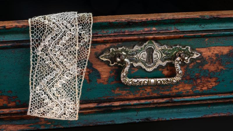 5 különleges kincs a nagyi szekrényéből, aminek érdemes utána nézni

1. **Régi fényképek**: A nagyi szekrényében gyakran találhatunk régi fényképeket, amelyek nemcsak nosztalgikus emlékeket idéznek fel, hanem értékes történetek hordozói is. Egy-egy család