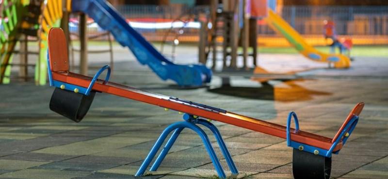 Óbudán heves tiltakozásba kezdtek a szülők és politikai képviselők, akik nem nézik tétlenül az óvodák bezárásának tervét.