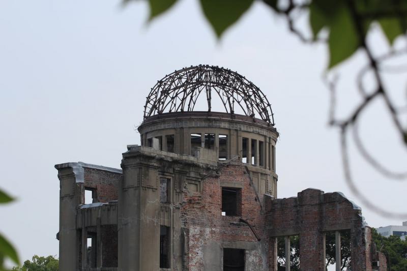 Hirosimában katasztrófaturistaként barangoló magyarok élményeit Krusovszky Dénes egy különleges perspektívából szemléli. A magyar Air Force Zero utasainak posztjai révén az író korszakos távlatból reflektál a város tragikus múltjára, miközben a hely szell