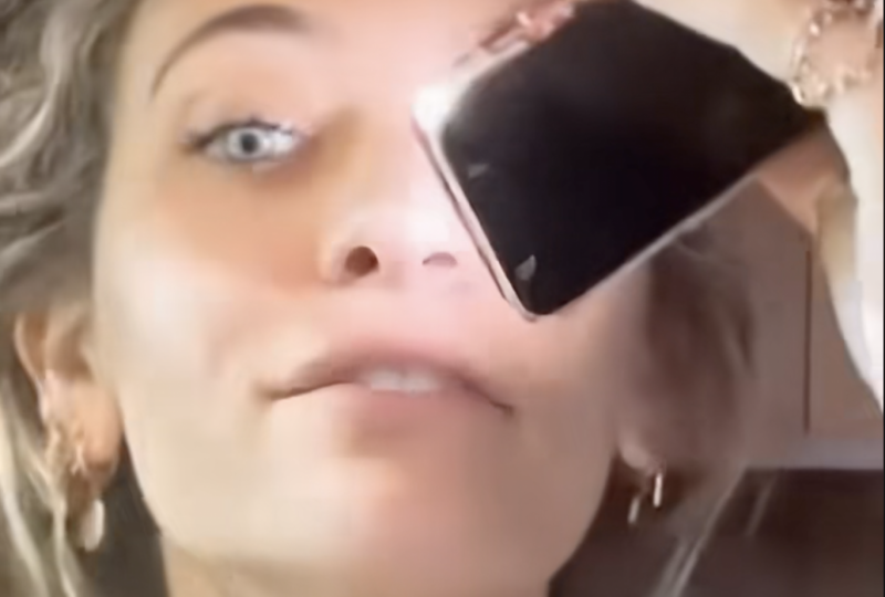 Michael Jackson lánya annyira elmerült a kólázásban, hogy már az orrából is képes fütyülni!