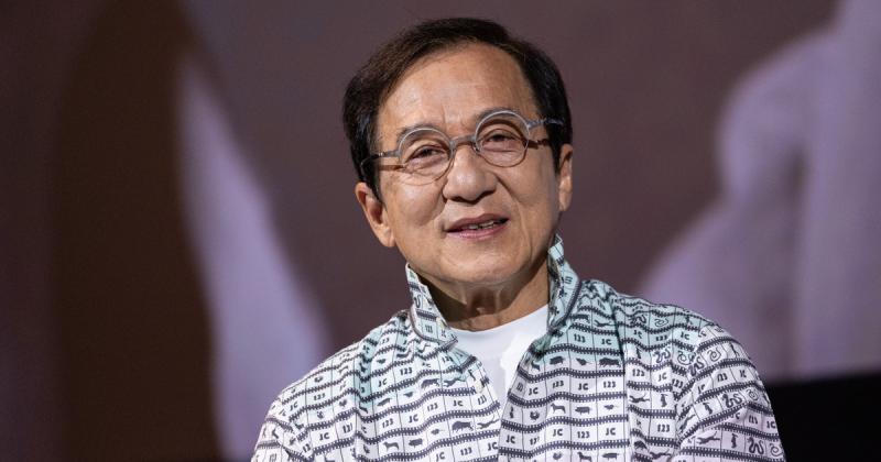 Jackie Chan egy forgatás során tíz métert zuhant, ami miatt sürgős agyműtétre volt szüksége.