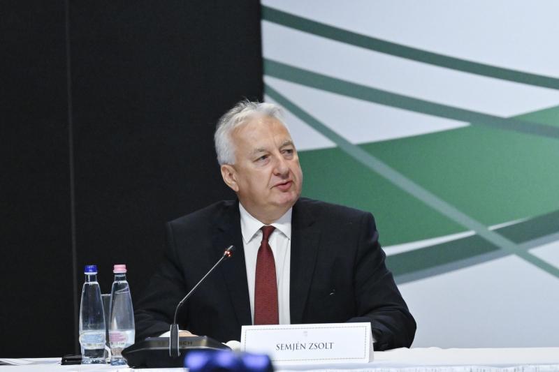 A keresztényüldözés napjaink egyik legsúlyosabb globális problémája, melyet Semjén Zsolt miniszterelnök-helyettes mélyen megérintett beszédében. Rávilágított arra, hogy a keresztény közösségek világszerte, különösen a Közel-Keleten, súlyos zaklatásokkal é