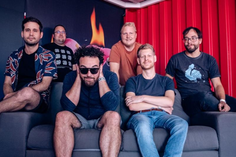 Fedezd fel a világzene varázslatos világát Balatonbogláron! Egy különleges zenei élményt kínálunk, ahol a különböző kultúrák dallamai egyesülnek, hogy egy felejthetetlen estet varázsoljanak. Merülj el a ritmusok tengerében, és hagyd, hogy a zene elrepítse