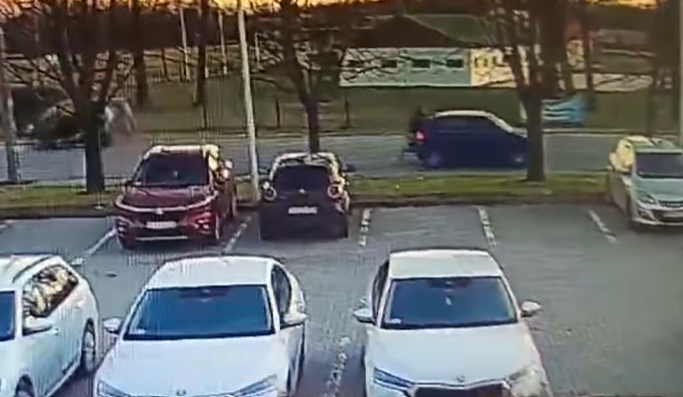 A lopott autóból menet közben ugrott ki a tiszakécskei ámokfutó, akit a rendőrség keres. Az esetet egy videó is rögzítette, amelyen az egyik támadása látható. A szituáció drámai és izgalmas, ahogy a bekristályozott környezetben zajló események egyre feszü