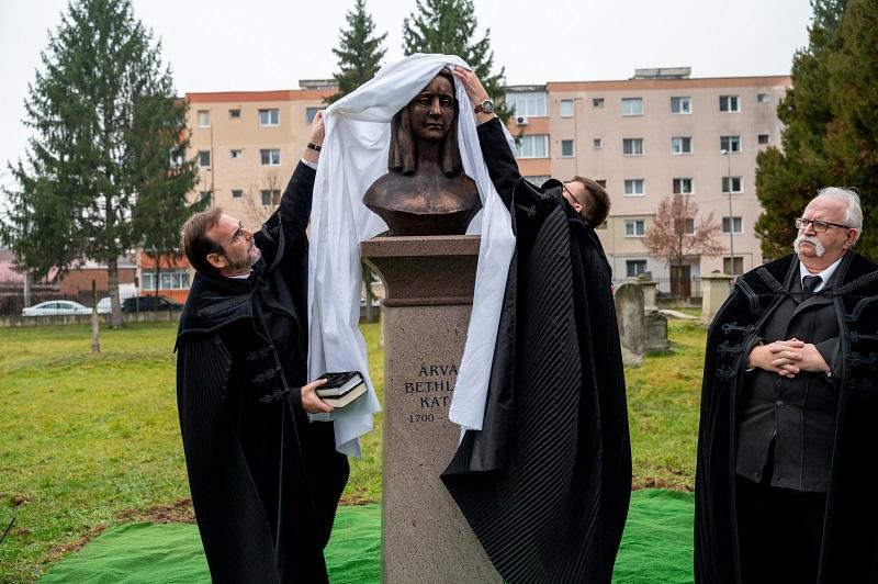 Fogarason egy különleges esemény zajlott: felavatták az Árva Bethlen Kata szobrot, amely nem csupán művészi alkotás, hanem a város első, magyar vonatkozású emlékműve is. Ez a szobor nemcsak a helyi közösség, hanem az egész magyar kultúra számára fontos mé