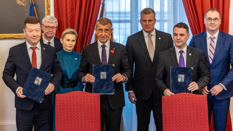 Andrej Babiš bemutatta az új cseh kormány tagjainak névsorát az államfő számára.