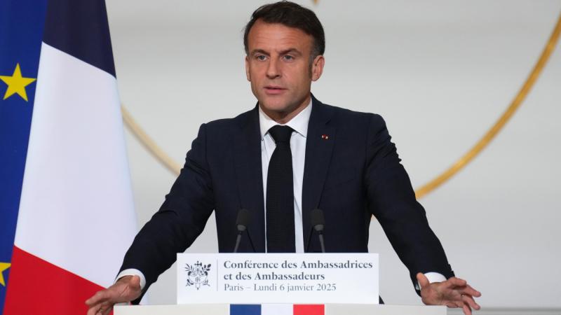 Emmanuel Macron bejelentette, hogy Franciaország bevezeti a tíz hónapos önkéntes katonai szolgálatot. Ez a lépés célja a fiatalok bevonása a honvédelmi feladatokba, és a nemzeti összetartozás erősítése. A program lehetőséget ad arra, hogy a résztvevők tap